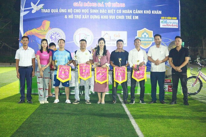 20 chiếc xe đạp được trao tại giải bóng đá Tứ Hùng