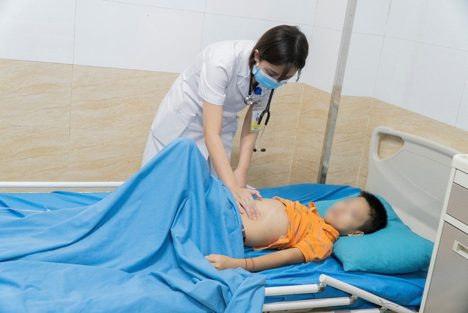 Điều trị thành công bệnh nhi 8 tuổi bị viêm mao mạch dị ứng scholein henoch nghiêm trọng