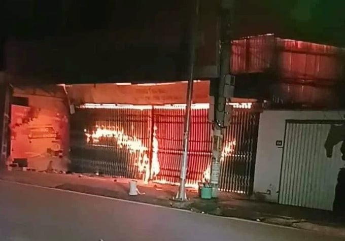 Hà Nội: Xảy ra cháy lớn ở cửa hàng gia dụng tại huyện Đan Phượng