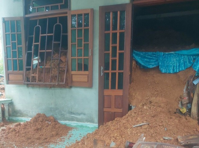 Thừa Thiên Huế kịp thời giải cứu hai vợ chồng bị đất đá sạt lở vùi lấp trong nhà
