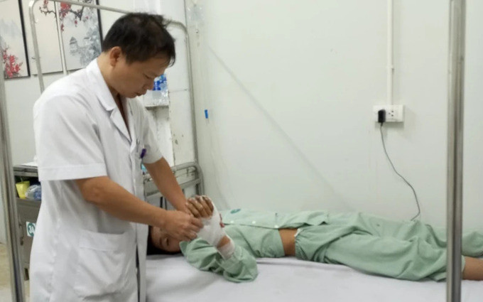 Hà Nội: Thiếu niên 14 tuổi nhập viện do pháo nổ tự chế tại nhà khiến dập nát bàn tay phải