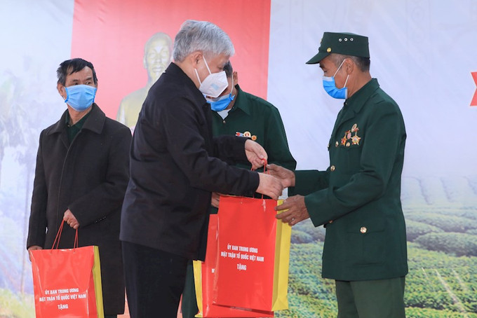 Trình Chủ tịch nước tặng quà cho người có công với cách mạng nhân dịp Tết Nguyên đán Giáp Thìn năm 2024