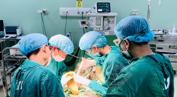 Thái Nguyên: Phẫu thuật cấp cứu 2 anh em ruột bị lưỡi cưa máy cắt cỏ cắt gần đứt lìa cẳng chân phải