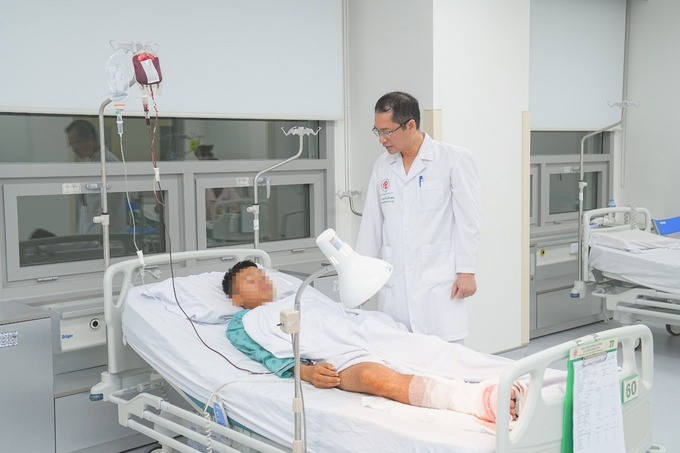 Phẫu thuật cấp cứu nối liền chân bị đứt rời cho 2 bệnh nhân tai nạn lao động do máy cắt cỏ