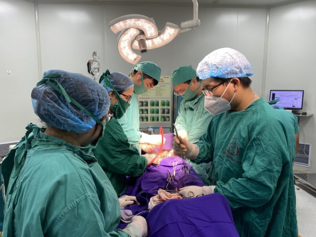 Quảng Ninh: Phẫu thuật cắt bỏ khối u xở tử cung nặng 5,6 kg cho bệnh nhân nữ 49 tuổi