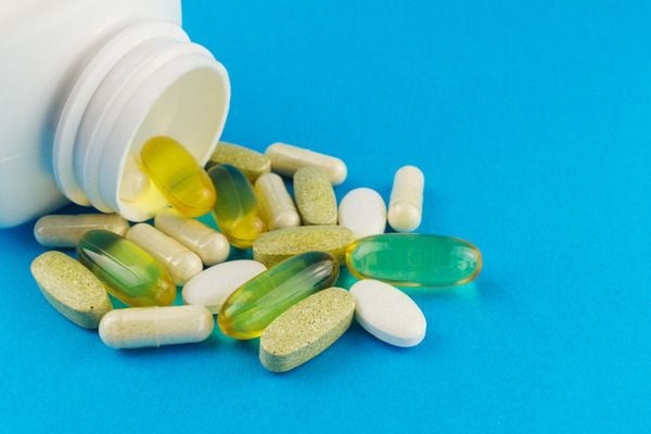 Tiêu thụ quá nhiều vitamin tổng hợp sẽ gây ra tác dụng phụ như thế nào?