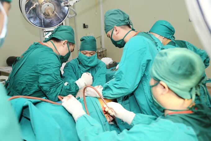 Hà Nội: Phẫu thuật cấp cứu bệnh nhân bị thanh sắt đâm xuyên người