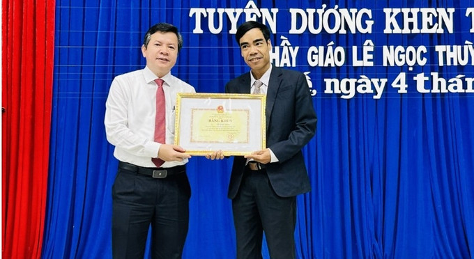 Bộ Giáo dục và Đào tạo tặng bằng khen cho thầy giáo cứu 3 người thoát khỏi đuối nước