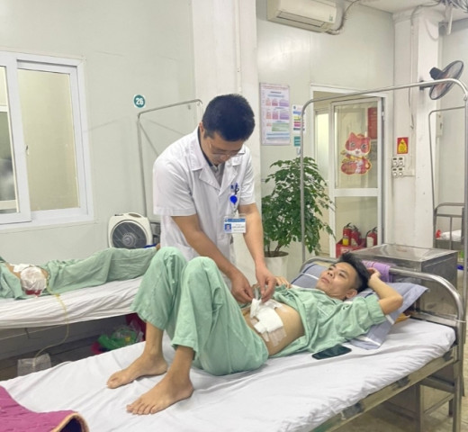 Hà Nội: Phẫu thuật cấp cứu thành công 1 bệnh nhân với vết thương dao đâm thấu bụng phức tạp, sốc mất máu