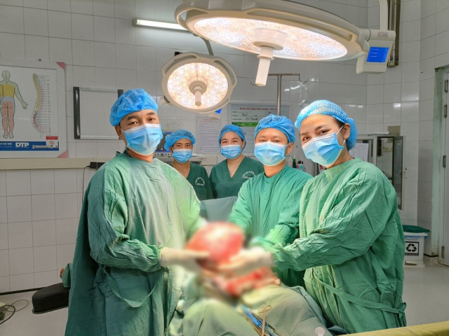Tuyên Quang: Phẫu thuật cắt bỏ thành công khối u tinh hoàn khổng lồ nặng hơn 4 kg cho nam bệnh nhân 64 tuổi
