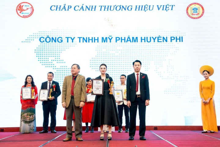 Huyền Phi Cosmetics nhận giải Top 10 "Thương hiệu - Dịch vụ uy tín hàng đầu Việt Nam"