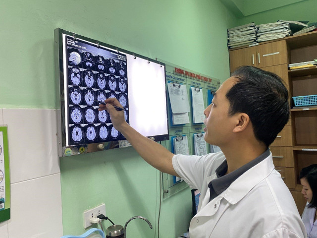 Hà Nội: Phẫu thuật kích thích não sâu cho 2 bệnh nhân mắc Parkinson