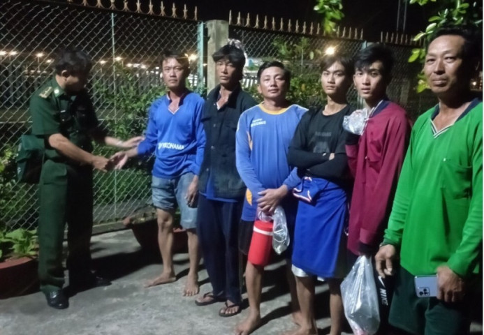Bạc Liêu kịp thời cứu 7 thuyền viên gặp nạn trên biển vào bờ an toàn