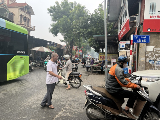 Gặp gỡ người điều tiết giao thông suốt hơn 20 năm
