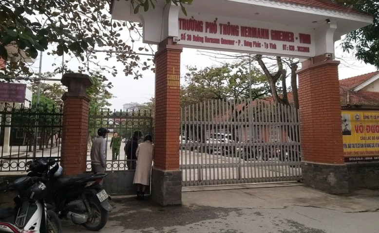 Nghệ An: Trần gỗ bất ngờ bị sập, nhiều học sinh trường PT Hermann Gmeiner ở TP. Vinh phải nhập viện
