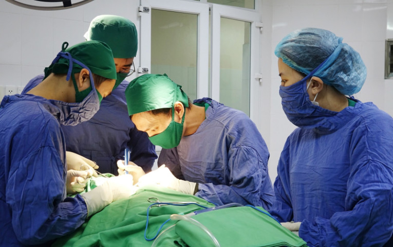 Quảng Ninh phẫu thuật lấy mảnh xương cá gây áp xe vùng cổ cho bệnh nhân 71 tuổi