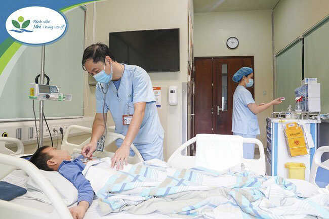Cấp cứu và phẫu thuật thành công cho bé trai 6 tuổi nhập viện trong tình trạng nguy kịch do vỡ khí quản sau tai nạn sinh hoạt