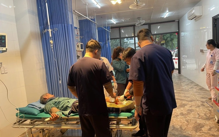 Phú Thọ: Cấp cứu nam bệnh nhân 69 tuổi bị tai nạn giao thông lóc da phức tạp mặt sau bên cẳng chân trái