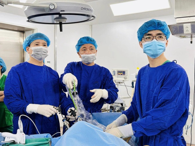 Bệnh nhân ung thư đại trực tràng di căn có thể được tiến hành phẫu thuật bằng phương pháp mổ nội soi không đường rạch da