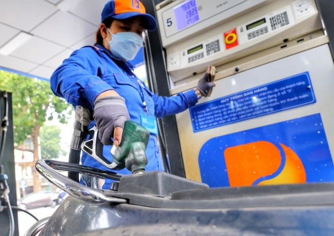 Xăng E5 RON 92 và RON 95 có loại giữ nguyên, có loại giảm nhẹ từ 15h chiều hôm nay ngày 28/12
