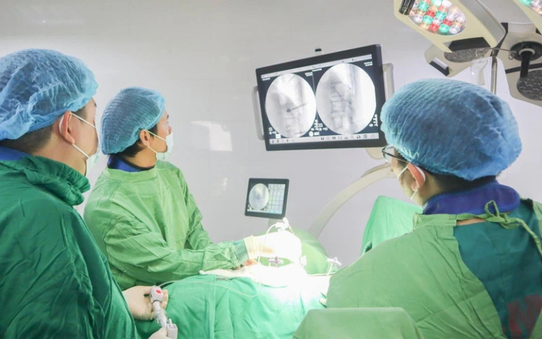 Nghệ An: Thực hiện kỹ thuật bơm xi măng sinh học cho bệnh nhân liệt giường do xẹp đốt sống