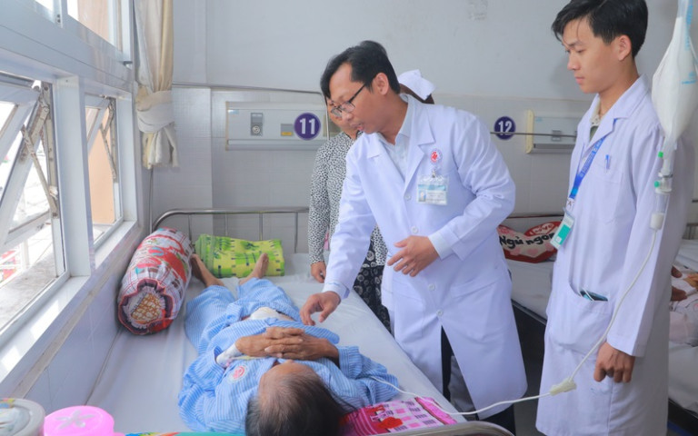 Cần Thơ: Phẫu thuật thành công khối u xuất phát từ dạ dày nặng hơn 4 kg cho bệnh nhân 75 tuổi