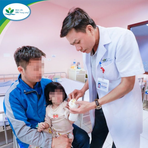 Phẫu thuật cho bệnh nhi 30 tháng tuổi bị dập và đứt gân hai ngón tay trái do vô tình mắc kẹt vào lỗ cấp nước