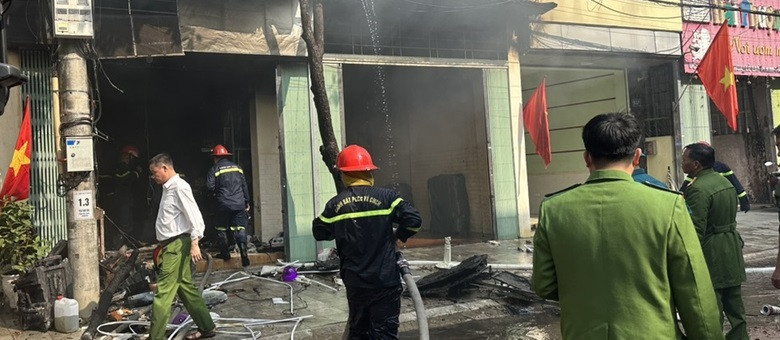 Lào Cai kịp thời dập tắt đám cháy trong cửa hàng sửa chữa điện tử, điện lạnh tại phường Kim Tân