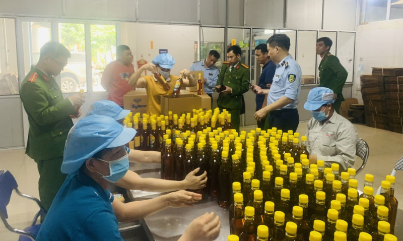 Vĩnh Phúc tạm giữ 11.099 chai mật ong có dấu hiệu là hàng giả