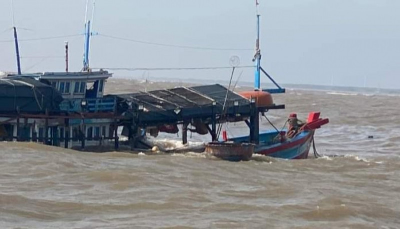 Bến Tre: Đưa vào bờ an toàn 19 ngư dân tỉnh Tiền Giang đi đánh cá bị chìm tàu