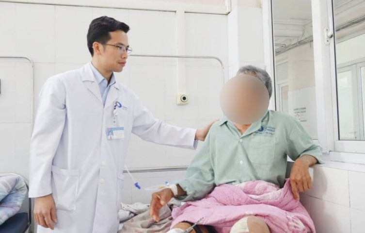 Quảng Ninh: Phẫu thuật thành công cho bệnh nhân 65 tuổi bị đứt lìa cẳng chân phải do tai nạn lao động