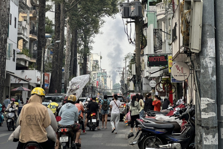 TP. Hồ Chí Minh kịp thời cứu thoát 1 người bị mắc kẹt trong đám cháy
