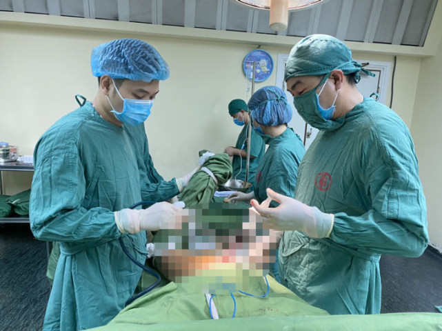 Quảng Ninh: Phẫu thuật thay khớp háng cho cụ ông 103 tuổi