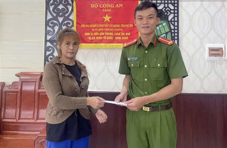 Quảng Nam: Trung úy công an cứu sống 1 bé gái bị đuối nước dưới hồ