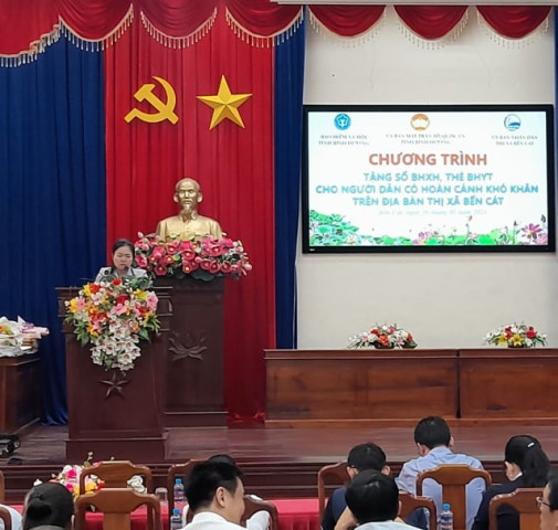 Bình Dương: Tặng sổ bảo hiểm xã hội và thẻ bảo hiểm y tế cho người dân có hoàn cảnh khó khăn