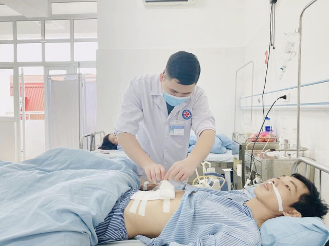 Quảng Ninh: Cấp cứu bệnh nhân bị thủng tá tràng gây viêm phúc mạc do nuốt phải tăm gỗ