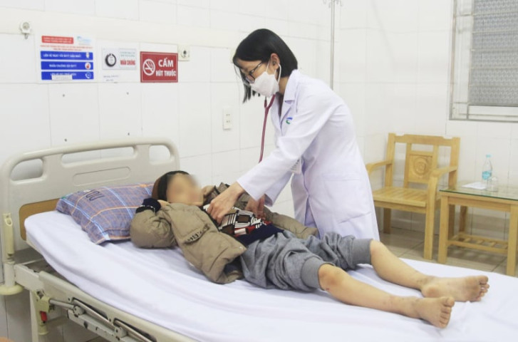 Quảng Ninh: Điều trị cho bệnh nhi 8 tuổi bị bệnh viêm mao mạch dị ứng Schonlein henoch