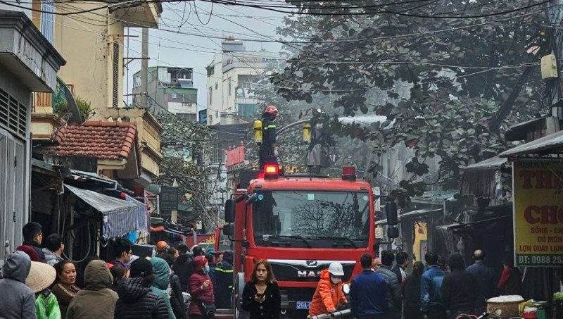 Hà Nội: Một đám cháy bất ngờ bùng phát tại nhà dân gần chợ Nhổn