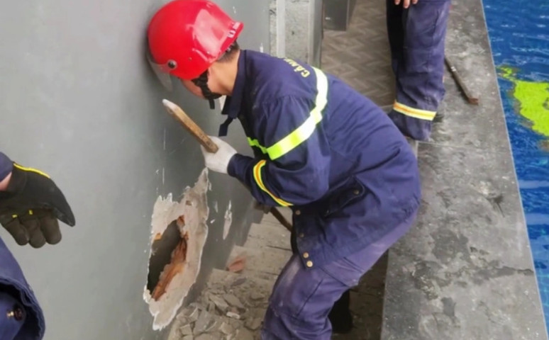 Khánh Hòa đục tường giải cứu 2 du khách nước ngoài kẹt trong thang máy