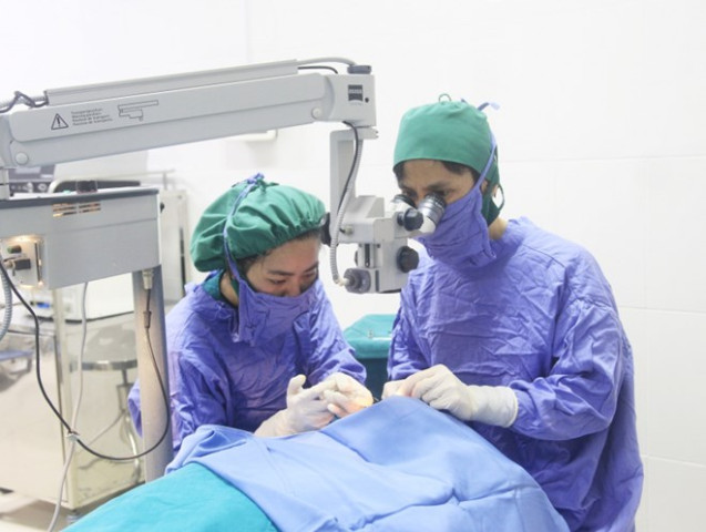 Hà Nội cấp cứu nữ bệnh nhân bị tràn khí hốc mắt và dưới da vùng mi mắt sau khi xì mũi mạnh