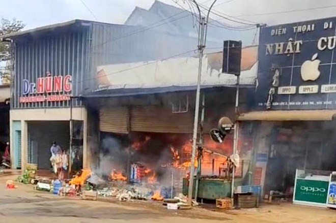 Đắk Nông xảy ra cháy lớn tại một cửa hàng kinh doanh tạp hóa