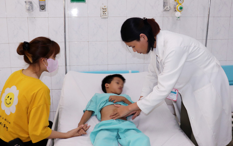 Đồng Nai phẫu thuật cho bệnh nhi 9 tuổi bị vỡ dạ dày, vỡ ruột non và đứt mạch máu nuôi ruột già sau tai nạn xe đạp