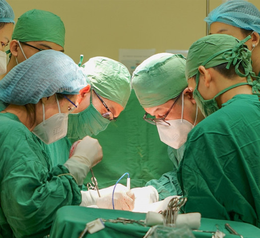 Tây Ninh: Phẫu thuật bóc trọn khối u buồng trứng, u xơ tử cung và u lạc nội mạc trong tử cung cho nữ bệnh nhân Philippines