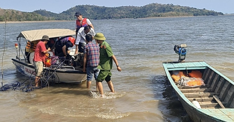 Bình Thuận nỗ lực tìm kiếm người đàn ông nghi chìm khi đánh cá ở hồ Sông Móng