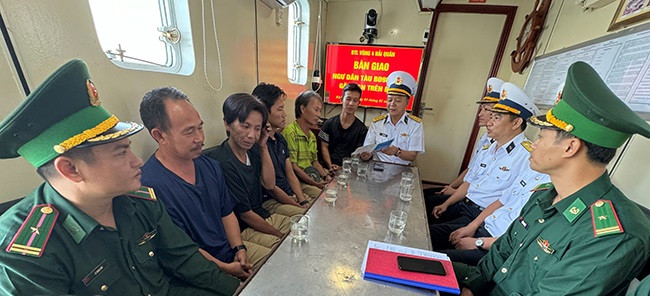Bình Định: Tàu Hải quân cứu và đưa 5 ngư dân gặp nạn trên tàu cá vào đất liền
