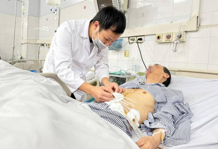 Quảng Ninh cứu sống thành công 1 bệnh nhân đa chấn thương, vỡ dạ dày và gan rất nguy kịch, giúp người bệnh vượt qua “cửa tử” đêm 30 Tết