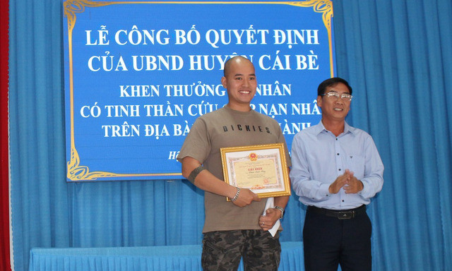 Tiền Giang tặng giấy khen cho người kịp thời cứu bé 3 tuổi bị ném xuống kênh