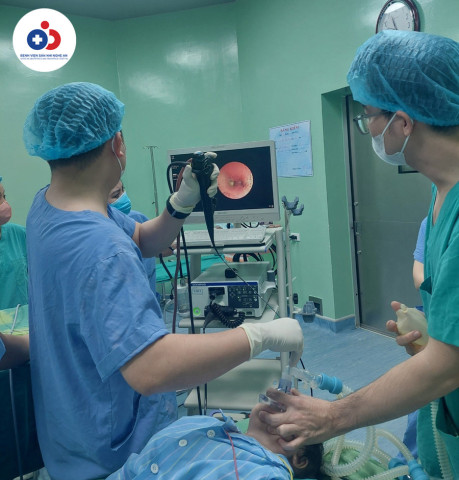 Nghệ An: Cấp cứu bệnh nhi 11 tháng tuổi bị hóc hạt dưa