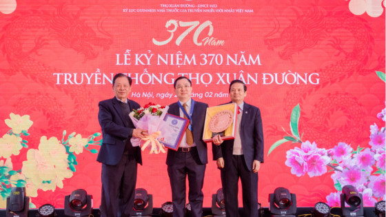 Truyền nhân Nhà thuốc Thọ Xuân Đường nhận Đĩa vàng Cống hiến từ Viện Kỷ lục Thế giới
