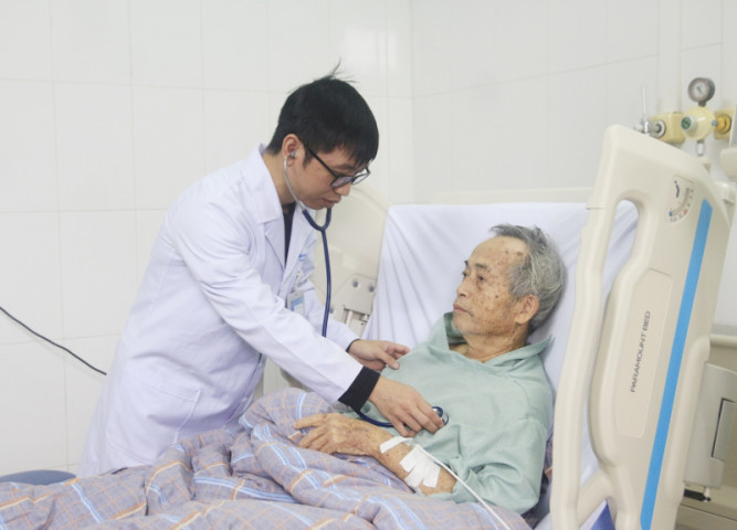 Quảng Ninh: Cấp cứu 1 bệnh nhân 88 tuổi bị suy hô hấp, tan máu cấp, thiếu máu nghiêm trọng, nguy kịch do ngộ độc lá lộc mại